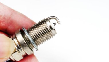 Elektrik teçhizatıyla çalışan kişinin yakın plan görüntüsü    