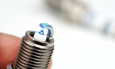 Elektrik teçhizatıyla çalışan kişinin yakın plan görüntüsü    