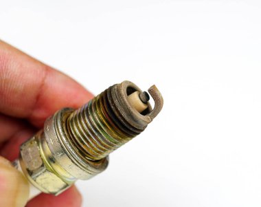 Elektrik teçhizatıyla çalışan kişinin yakın plan görüntüsü    