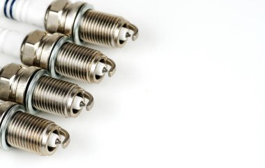 Metal fındıklar ve vidalar. Yeni elektrik kabloları seti 