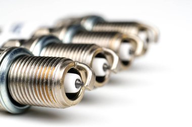 Metal fındıklar ve vidalar. Yeni elektrik kabloları seti 