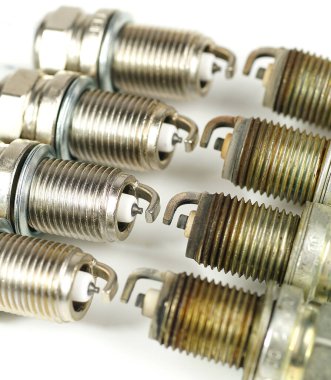 Metal fındıklar ve vidalar. Yeni elektrik kabloları seti 