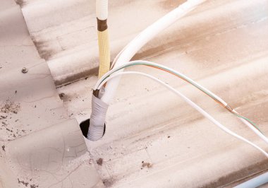 Yerdeki elektrik kabloları..