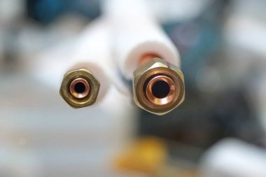 Elektrik kablolarını ve kablolarını kapat       