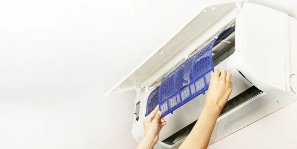 Nahaufnahme Der Person Reinigung Haus Luftfilter Filterklimaanlage — Stockfoto