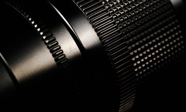 Siyah fotoğraf makinesinin ayrıntıları. Metal siyah makro merceğe yakın çekim 