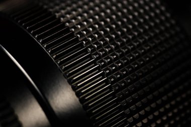 Siyah fotoğraf makinesinin ayrıntıları. Metal siyah makro merceğe yakın çekim 
