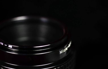 Siyah fotoğraf makinesinin ayrıntıları. Metal siyah makro merceğe yakın çekim 