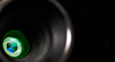 Lens yansımalı kamera merceği. Kamera merceği detayı, geniş açı fotoğrafçılığının ön camı DSLR kamera lensi, makro çekim, seçici odaklanma 