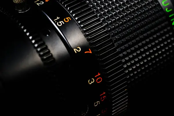 ブラックフォトカメラの詳細 メタルブラックマクロレンズのクローズアップ — ストック写真