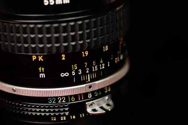 ブラックフォトカメラの詳細 メタルブラックマクロレンズのクローズアップ — ストック写真