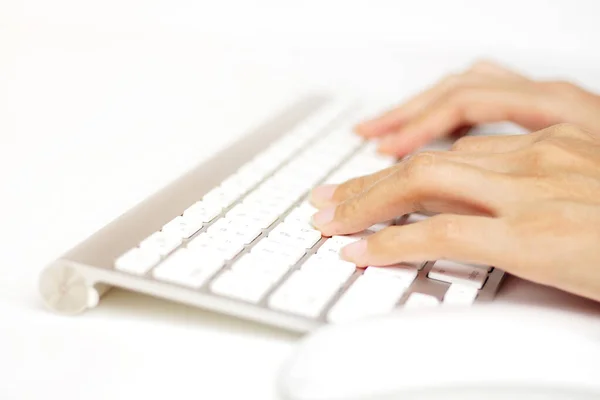Yakın Plan Bilgisayar Klavyesinde Yazan Kadın Elleri Stok Fotoğraf