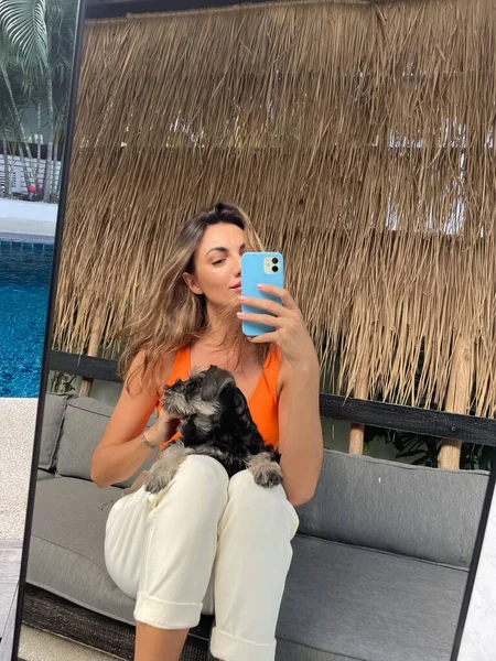 Žena Oranžové Horní Útulné Pohodlné Kalhoty Doma Venku Fotit Selfie — Stock fotografie