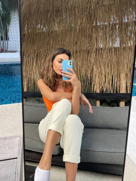 Fit Femme Bronzée Haut Orange Confortable Pantalon Confortable Maison Plein — Photo