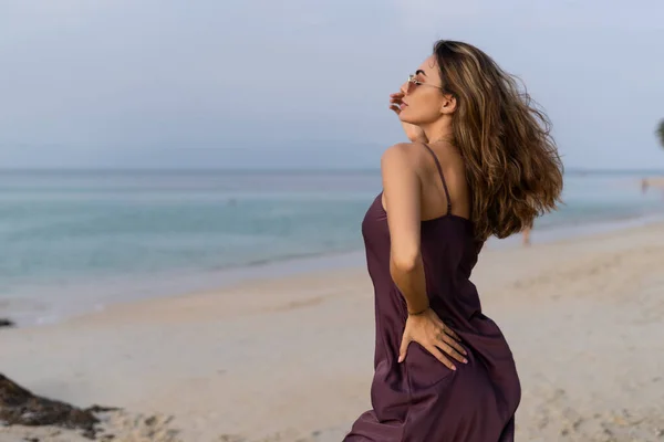 Mulher Sensual Concurso Romântico Elegante Vestido Seda Óculos Sol Praia — Fotografia de Stock