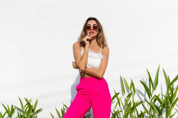 Stylish Fit Tanned Beautiful Woman Sunglasses Fashion Pink Pants White — Stock Photo, Image