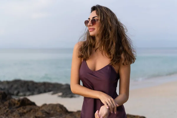 Stilvolle Romantische Zarte Sinnliche Frau Seidenkleid Und Sonnenbrille Strand Bei — Stockfoto