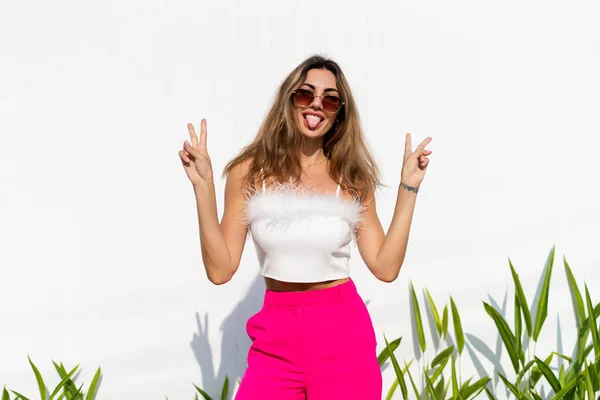Stylish Fit Tanned Beautiful Woman Sunglasses Fashion Pink Pants White — Stock Photo, Image