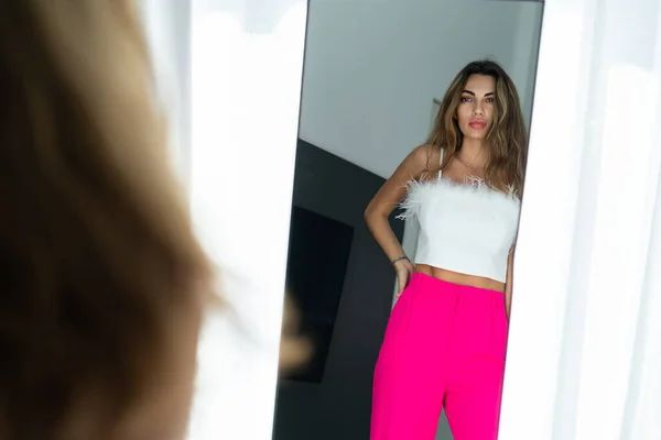 Стильная Загорелая Красивая Женщина Моде Розовые Брюки Топ Позируя Зеркале — стоковое фото