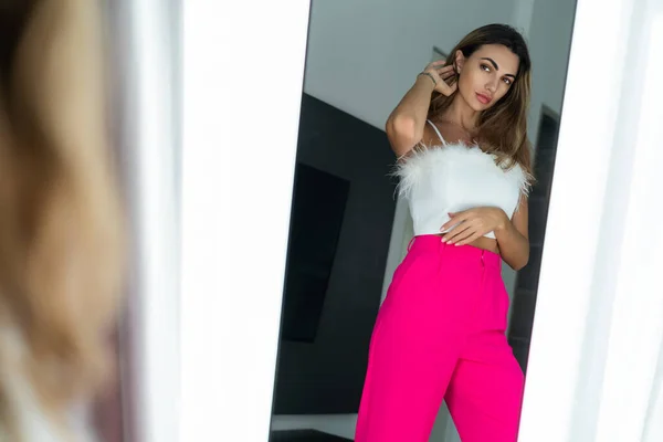 Стильная Загорелая Красивая Женщина Моде Розовые Брюки Топ Позируя Зеркале — стоковое фото