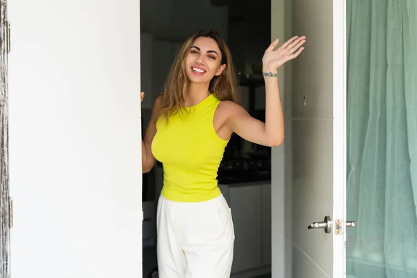 Bine Venit Portret Femeie Veselă Picioare Ușa Apartamentului Modern Salutând — Fotografie, imagine de stoc