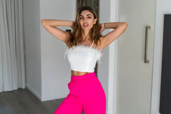Stijlvolle Pasvorm Gebruinde Mooie Vrouw Mode Roze Broek Top Poseren — Stockfoto