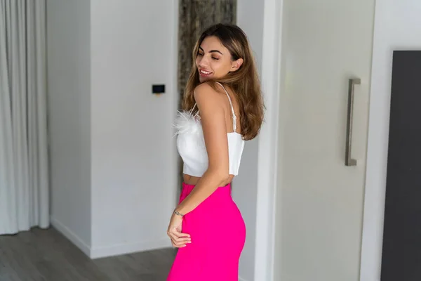 Stijlvolle Pasvorm Gebruinde Mooie Vrouw Mode Roze Broek Top Poseren — Stockfoto