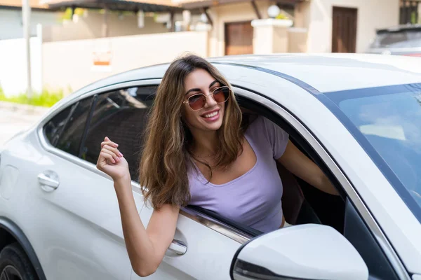 Gyönyörű Fiatal Boldog Mosolygós Vezeti Autóját Volán Mögött Néz Ablakon — Stock Fotó