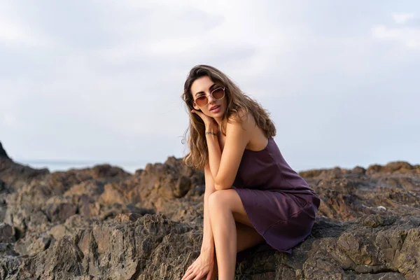 Günbatımında Plajda Ipek Elbiseli Güneş Gözlüklü Zarif Duygusal Kadın — Stok fotoğraf