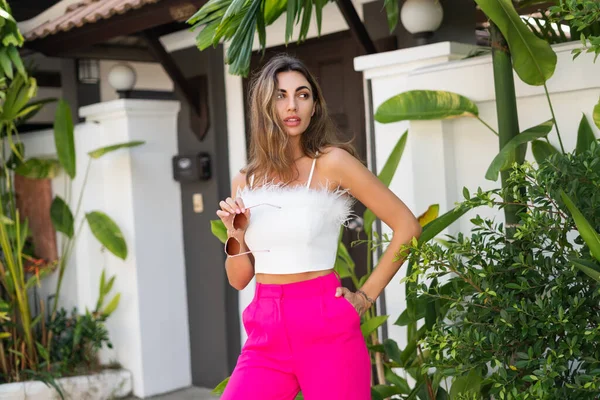 Stijlvolle Pasvorm Gebruinde Mooie Vrouw Zonnebril Fashion Roze Broek Witte — Stockfoto