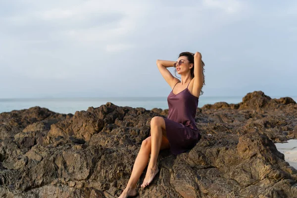 Stylová Romantická Něžná Smyslná Žena Hedvábných Šatech Slunečních Brýlích Pláži — Stock fotografie