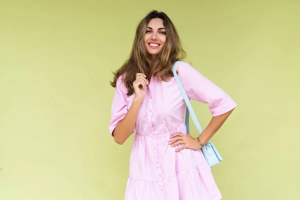 Молода Жінка Повсякденному Рожевому Літньому Бавовняному Одязі Ізольована Зеленому Тлі — стокове фото