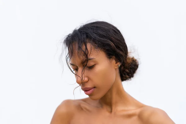 年轻的赤身裸体非洲裔美国妇女的美丽画像 其背景为白色 皮肤完美 自然妆容呈阳性 — 图库照片