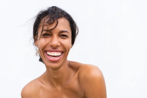 年轻的赤身裸体非洲裔美国女人的美丽画像 其背景为白色 皮肤完美 妆容自然 笑容满面 — 图库照片