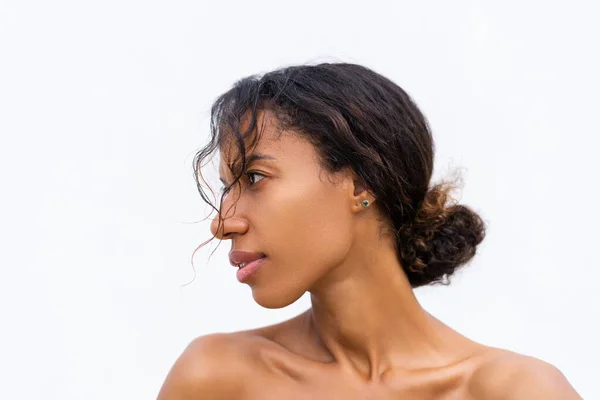 年轻的赤身裸体非洲裔美国妇女的美丽画像 其背景为白色 皮肤完美 自然妆容呈阳性 — 图库照片