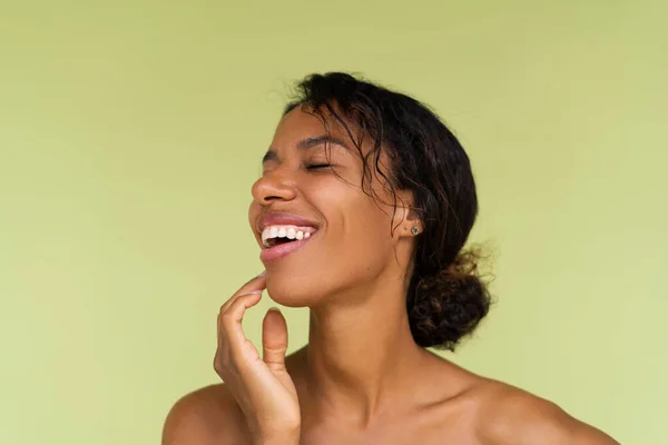 Πορτραίτο Ομορφιάς Νεαρής Τόπλας Αφροαμερικάνας Γυναίκας Γυμνούς Ώμους Πράσινο Φόντο — Φωτογραφία Αρχείου