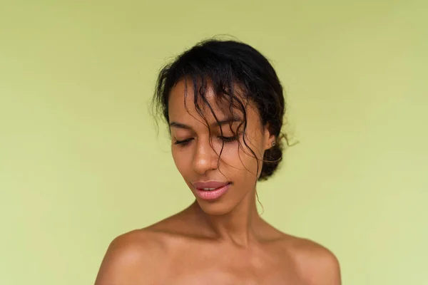 年轻的赤身裸体非洲裔美国女人的美丽肖像 她的肩膀光秃秃的 绿色背景 完美的皮肤和自然的妆容 — 图库照片