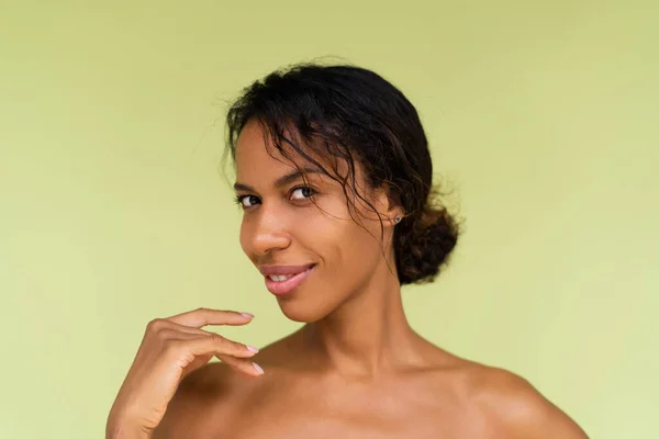 年轻的赤身裸体非洲裔美国女人的美丽肖像 她的肩膀光秃秃的 绿色背景 完美的皮肤和自然的妆容 — 图库照片