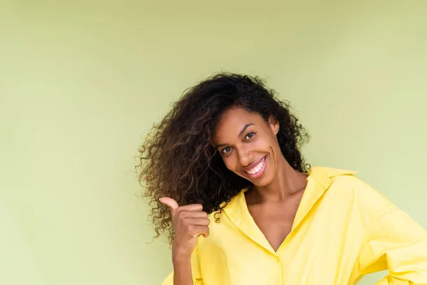 Krásná Africká Americká Žena Ležérní Košili Zeleném Pozadí Šťastný Pozitivní — Stock fotografie