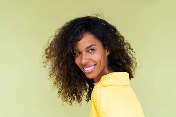 Krásná Africká Americká Žena Ležérní Košili Zeleném Pozadí Pozitivní Usměvavý — Stock fotografie