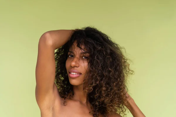Schönheitsporträt Einer Jungen Afroamerikanerin Oben Ohne Mit Nackten Schultern Auf — Stockfoto
