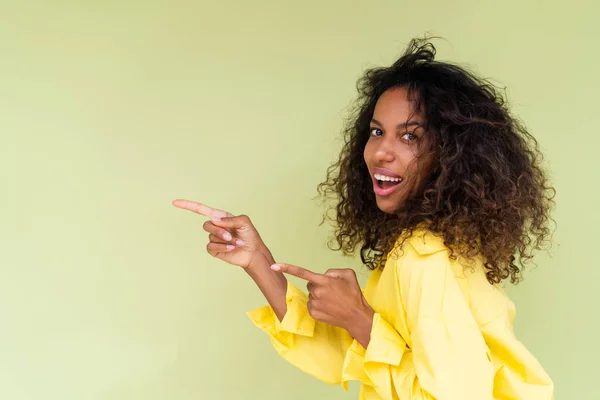 Krásná Africká Americká Žena Ležérní Košili Zeleném Pozadí Šťastný Pozitivní — Stock fotografie