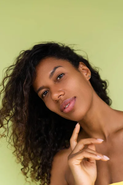 Krásný Portrét Mladé Nahoře Bez Africké Američanky Holými Rameny Zeleném — Stock fotografie