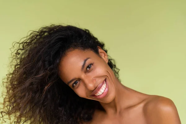 Krásný Portrét Mladé Nahoře Bez Africké Američanky Holými Rameny Zeleném — Stock fotografie