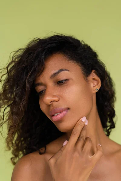 Πορτραίτο Ομορφιάς Νεαρής Τόπλας Αφροαμερικάνας Γυναίκας Γυμνούς Ώμους Πράσινο Φόντο — Φωτογραφία Αρχείου