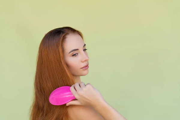 Piękno Portret Młodej Topless Rude Włosy Kobieta Gołymi Ramionami Zielonym — Zdjęcie stockowe