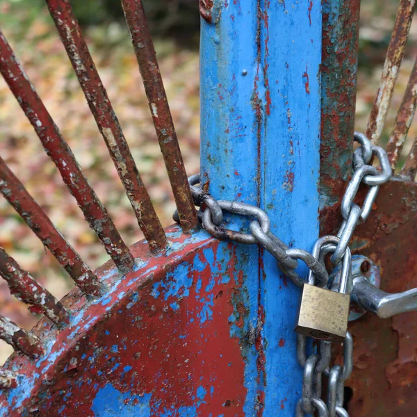 Close Blue Rusty Old Gates Locked Chain Padlock Them Locked — Stock Photo, Image