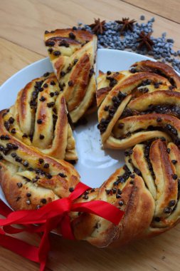 Çikolata ve portakal reçeliyle örülmüş Brioche ekmeği. Tahta bir tabakta Noel süslemesi ile birlikte.