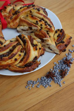 Çikolata ve portakal reçeliyle örülmüş Brioche ekmeği. Tahta bir tabakta Noel süslemesi ile birlikte.