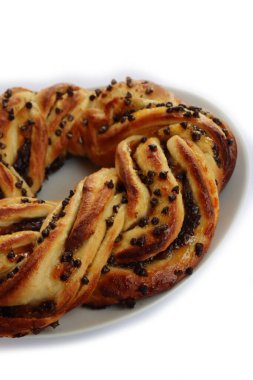 Çikolata ve portakal reçeli örülmüş Brioche ekmek çelengi beyaz arka planda izole edilmiş.